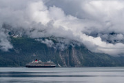 The QE2 in Glacier Bay